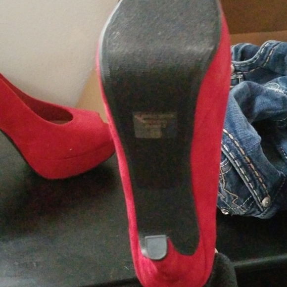 Heels - Picture 3 of 3